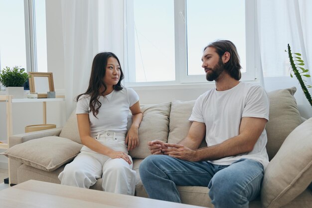 Foto amigos usando el teléfono mientras están sentados en casa