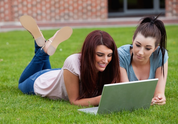 Amigos usando um laptop