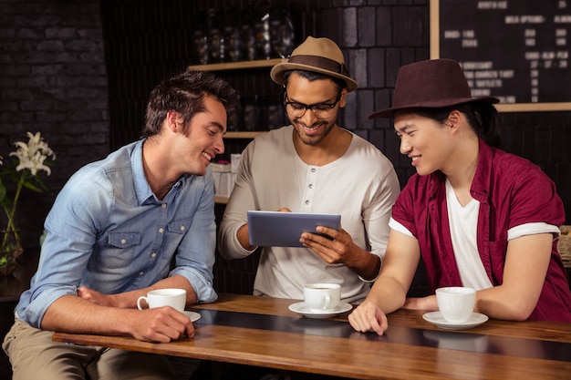 Amigos usando um tablet