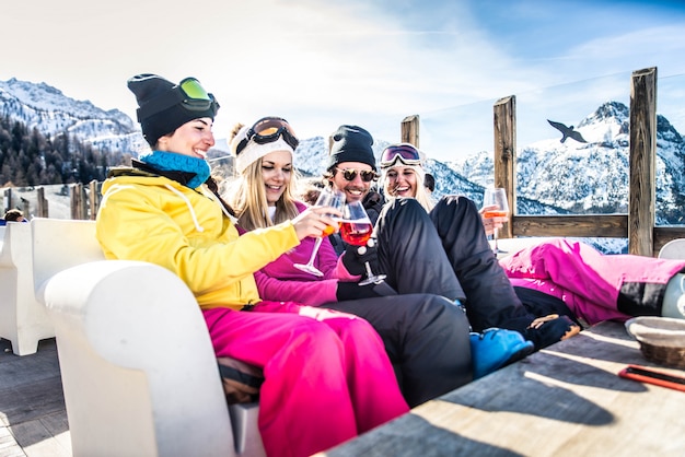 Amigos en vacaciones de invierno