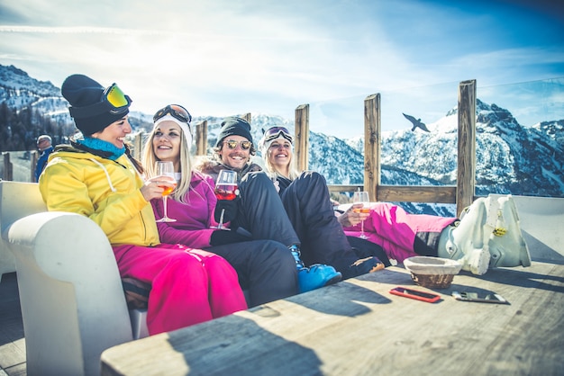 Foto amigos en vacaciones de invierno