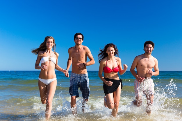 Amigos en vacaciones en la playa en verano