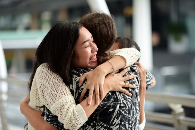 Foto amigos vêm para bangkok, amigos se reúnem para atender a nomeação expressa alegria.