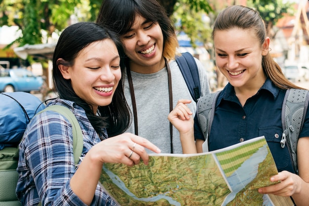 Amigos verificando o mapa para direções