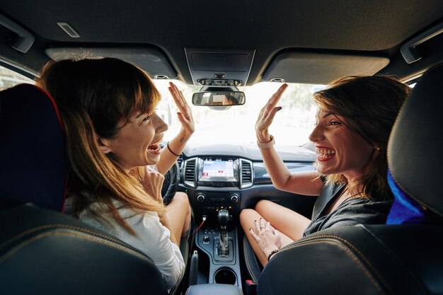 Foto amigos viajando de carro