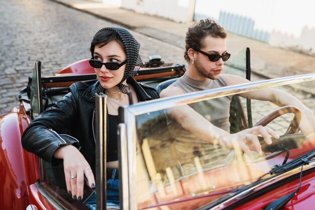 Amigos viajando juntos em um velho carro conversível. conceito de diversão de verão