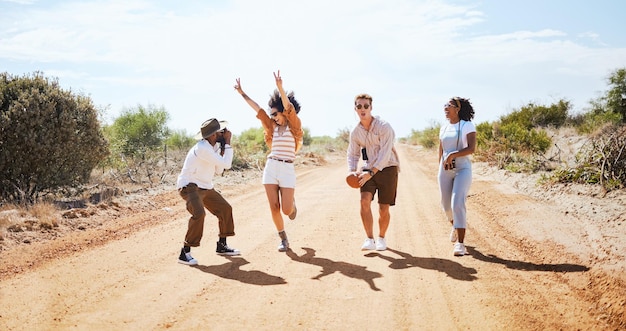 Amigos, viaje por carretera, aventura y viaje por el desierto, vacaciones juntos, ríen mientras caminan por un camino de tierra bajo el sol de verano Vacaciones de diversidad grupal en la naturaleza y exploran la libertad viajando por el campo de Australia