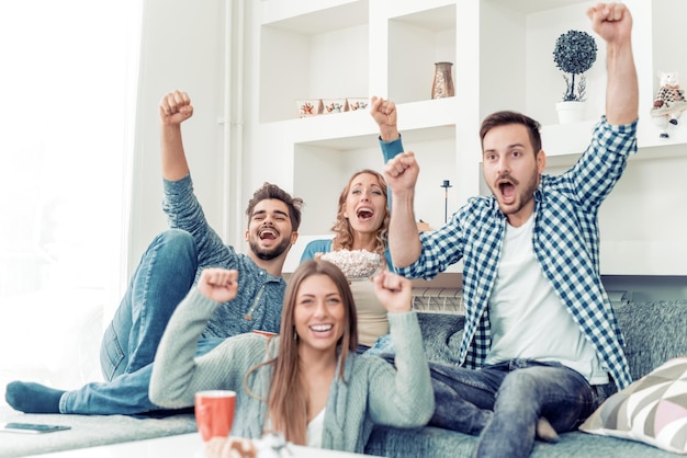 Amigos viendo el partido de fútbol