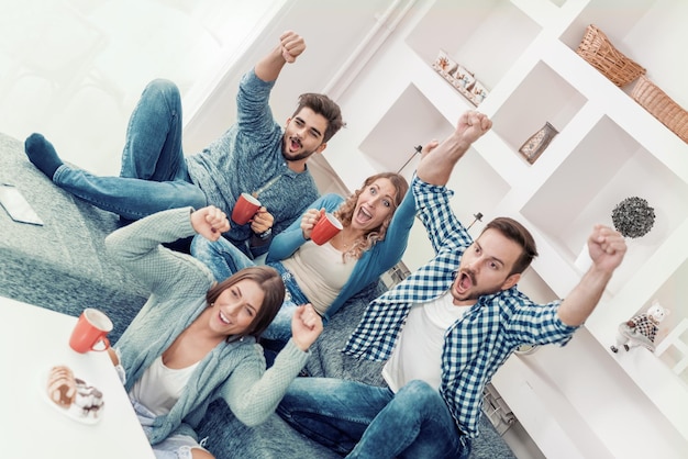 Foto amigos viendo el partido de fútbol