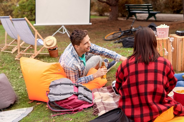 Amigos viendo la película en el cine al aire libre