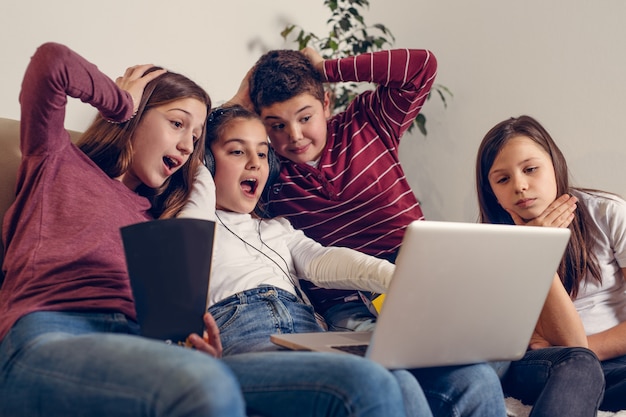 Amigos viendo películas con palomitas de maíz