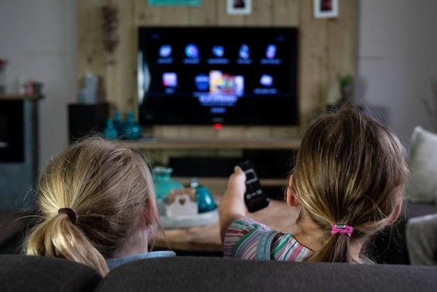 Amigos viendo la televisión en casa