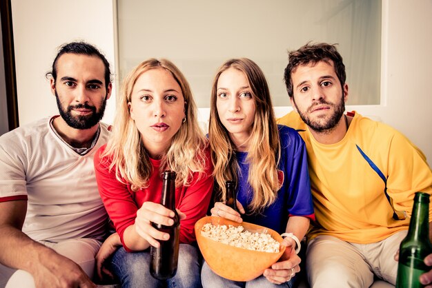 Amigos viendo tv