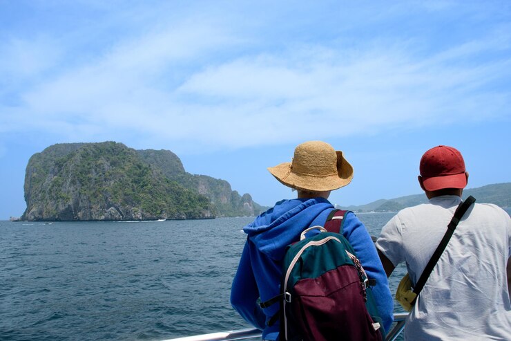 Amigos viendo las vistas del horizonte desde un ferry