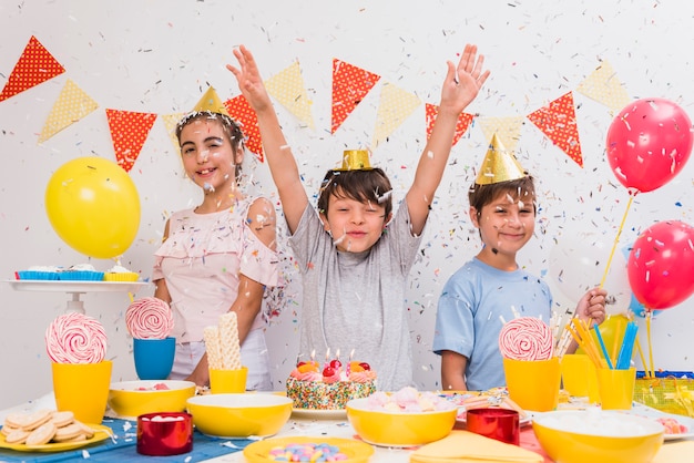 Amiguinhos, desfrutando, aniversário, celebração, casa