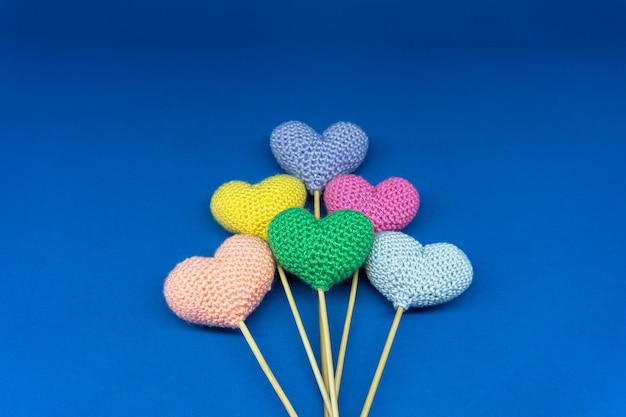 Amigurumi de coração colorido, feito à mão. Crochê.