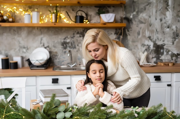 Amistad y amor de mamá e hija. Valores familiares. Preparándose para celebrar la Navidad. decoración del árbol de navidad. Construir una buena relación entre madre e hija.