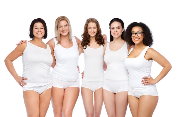 amistad, belleza, cuerpo positivo y concepto de personas - grupo de mujeres felices diferentes en ropa interior blanca