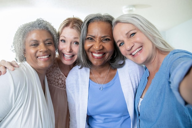 Amistad diversa de mujeres mayores