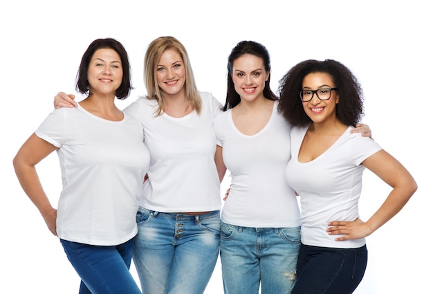 amistad, diversidad, cuerpo positivo y concepto de personas - grupo de mujeres felices de diferentes tamaños en camisetas blancas abrazándose