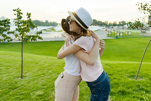 La amistad de dos chicas adolescentes, las mejores novias se divierten