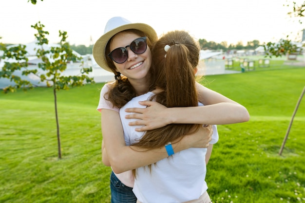 La amistad de dos chicas adolescentes.