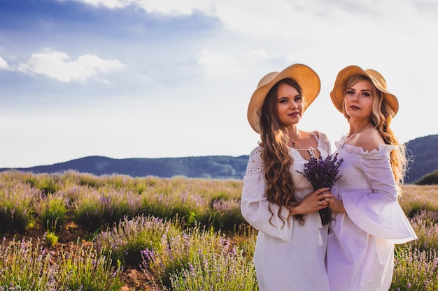 Amistad duradera y fuerte entre dos mujeres.