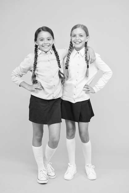 Amistad escolar Colegialas mejores amigas excelentes alumnos Colegialas apariencia ordenada uniforme escolar Septiembre otra vez Felicidad infantil Día escolar diversión momentos alegres Niños lindos estudiantes