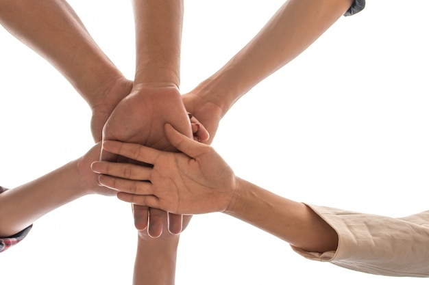 Amistad Gente asociación trabajo en equipo apilando las manos sobre fondo blanco