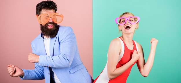 Amistad de hombre y mujer feliz Hipster Pareja feliz en gafas de fiesta Vacaciones de verano y moda Fiesta en la oficina Mejores amigos Pareja enamorada Relaciones Sigue moviéndote La libertad está en sus venas