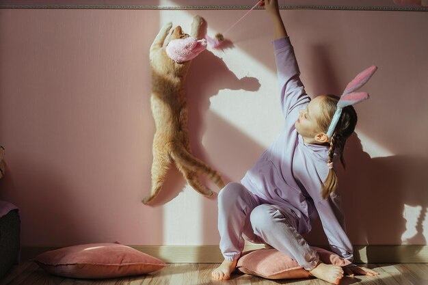 Foto amistad y juegos de niños y gatos en casa