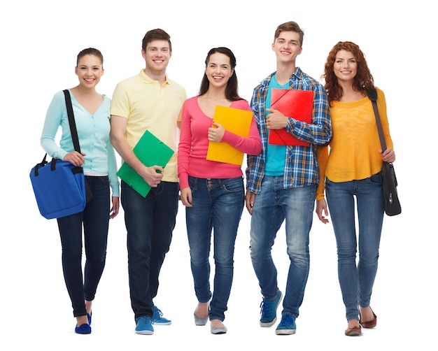 amistad, juventud, educación y gente - grupo de adolescentes sonrientes con carpetas y bolsas