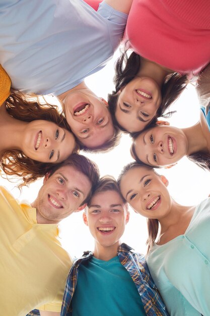 amistad, juventud y gente - grupo de adolescentes sonrientes en círculo