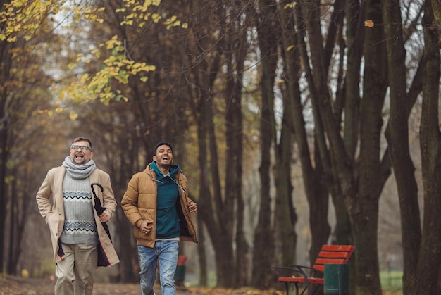 Amistad multicultural de personas de diferentes edades Los amigos se divierten juntos