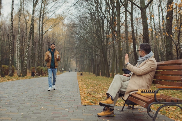 Amistad multicultural de personas de diferentes edades Una reunión de dos amigos para jugar al ajedrez en el parque