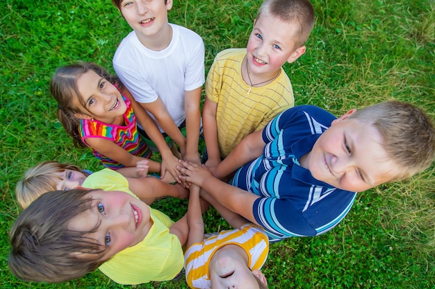 La amistad de los niños, las manos de los niños en la calle. Enfoque selectivo. Niño.