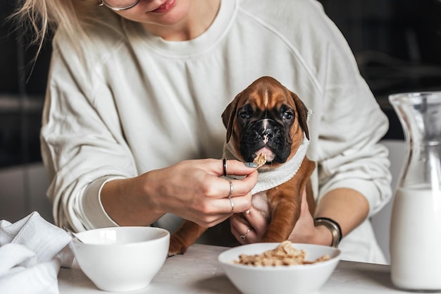 amistad de personas y perros mascotas en la familia como personas