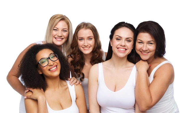 amizade, beleza, corpo positivo e conceito de pessoas - grupo de diferentes mulheres felizes em cueca branca