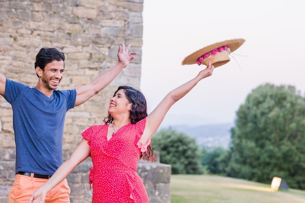 Amizade casal multitécnico adulto médio juntos em férias Felicidade e viagens positivas