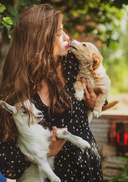 Amizade com animal Animais da aldeia do campo Leite de cabra Menina de cordeiro Mulher com cachorro e cabra