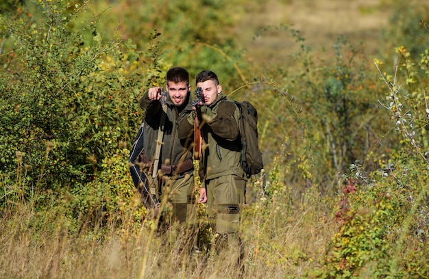 Amizade de caçadores de homens Caçadores de homens com espingarda Campo de treinamento Moda uniforme militar Forças do exército Camuflagem Habilidades de caça e equipamento de armas Como transformar a caça em hobby melhores amigos