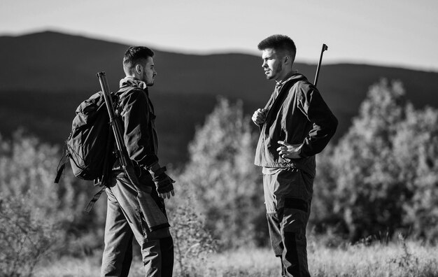 Amizade de caçadores de homens uniforme militar forças do exército camuflagem habilidades de caça e equipamento de armas como transformar a caça em hobby caçadores de homens com arma de rifle campo de treinamento caçador com arma