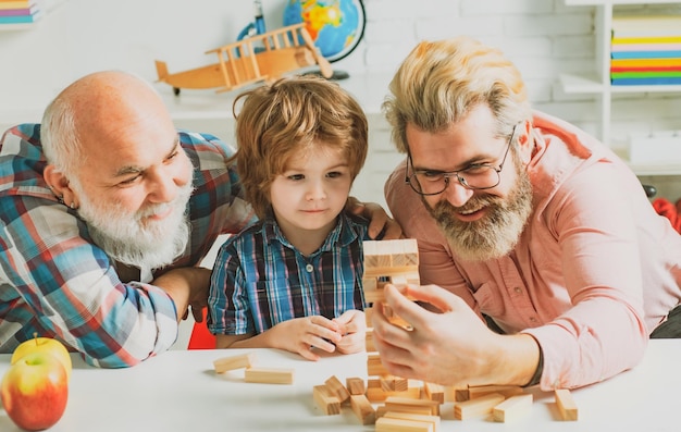 Amizade de gerações masculinas Avô ensinando neto a jogar jogos de Jenga Homens família Três m