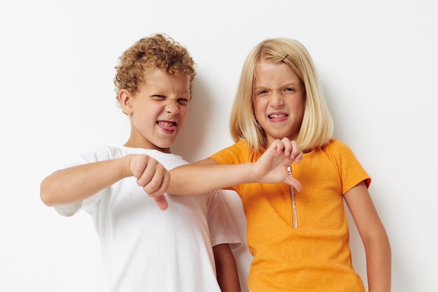 Amizade de menino e menina juntos posando emoções isoladas de fundo inalterado