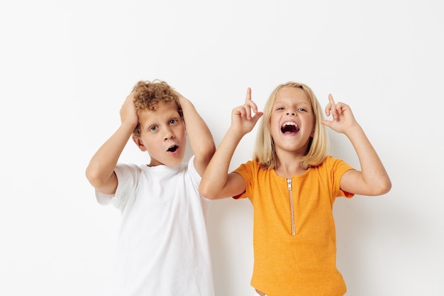 Amizade de menino e menina juntos posando emoções isoladas de fundo inalterado