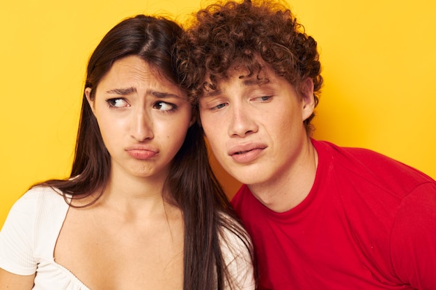 Amizade de menino e menina posando abraços juntos fundo isolado inalterado