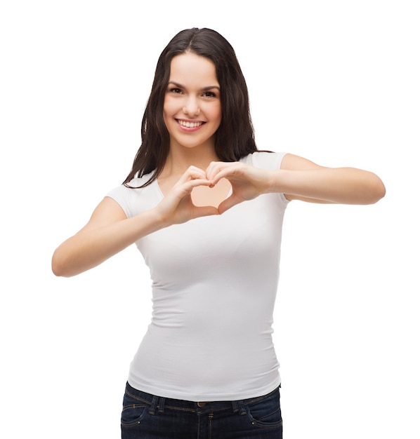 amizade, designe de camisetas e conceito de pessoas felizes - sorrindo garota em camisetas brancas em branco mostrando o coração com as mãos