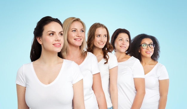 amizade, diversidade, corpo positivo e conceito de pessoas - grupo de mulheres felizes de tamanhos diferentes em camisetas brancas sobre fundo azul