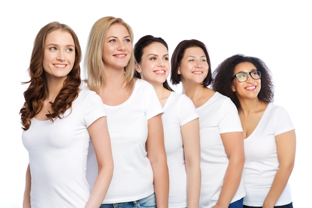 amizade, diversidade, corpo positivo e conceito de pessoas - grupo de mulheres felizes de tamanhos diferentes em camisetas brancas