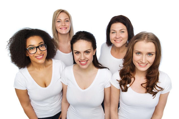 amizade, diversidade, corpo positivo e conceito de pessoas - grupo de mulheres felizes de tamanhos diferentes em camisetas brancas